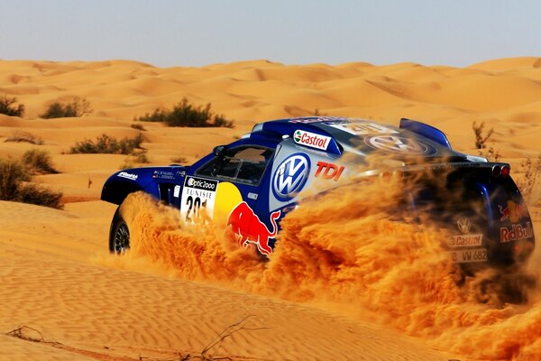 Corrida no deserto em um carro durante o dia