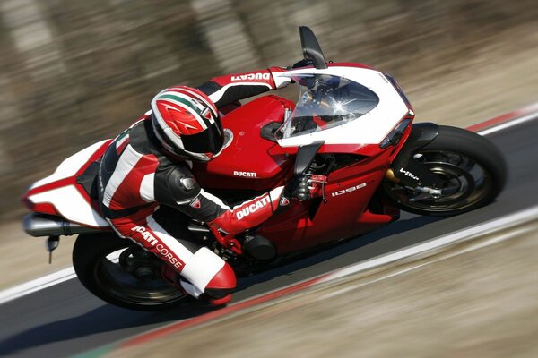 Motociclista em uma motocicleta vermelha em uma corrida