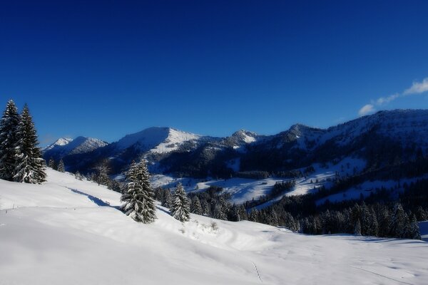 Die Berglandschaft ist eine endlose winterliche Größe