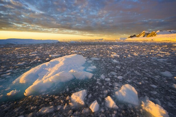 Coucher de soleil d hiver, neige sur l eau