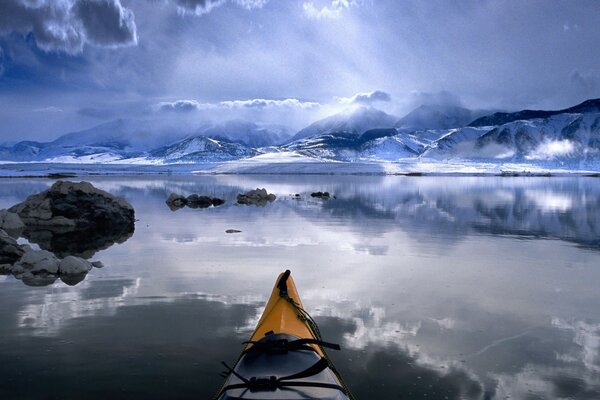 Quietly kayak on the water in winter