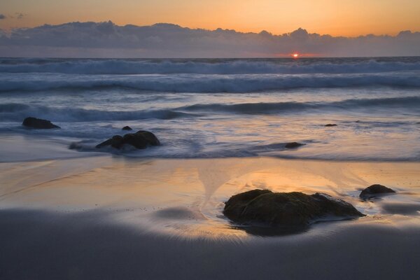 La puesta de sol en la orilla del mar es increíble