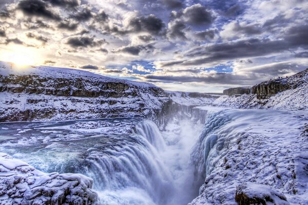 Winterlandschaft. schneewetter. wasserfall im Winter