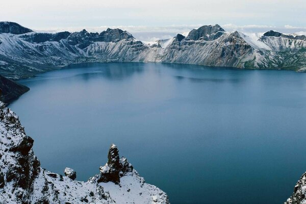 Eisige Winterberge auf Schneewasser