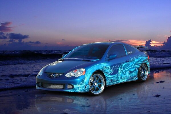 Синий автомобиль с рисунком на пляже