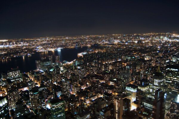 Architecture de la ville de nuit avec des lumières