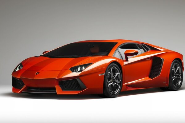 Lamborghini vermelho bonito com rodas pretas