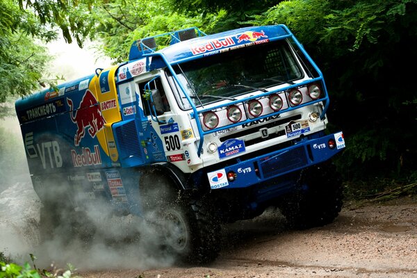 Carro em corrida corre para a linha de chegada