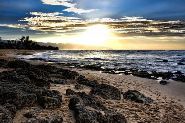 Brillante puesta de sol sobre el mar tranquilo