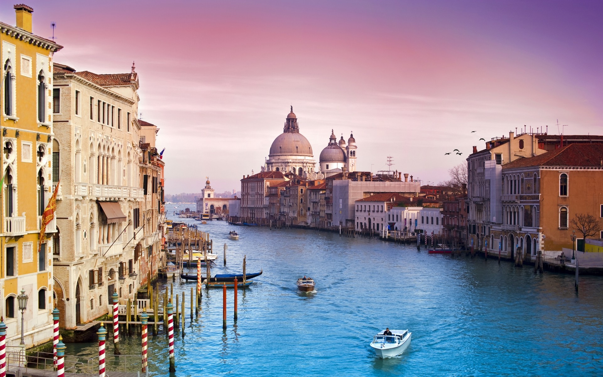 itália viagens veneziano arquitetura água gôndolas canal cidade ao ar livre céu crepúsculo casa turismo reflexão velho cidade tradicional cidade gondoleiro ponte veneza