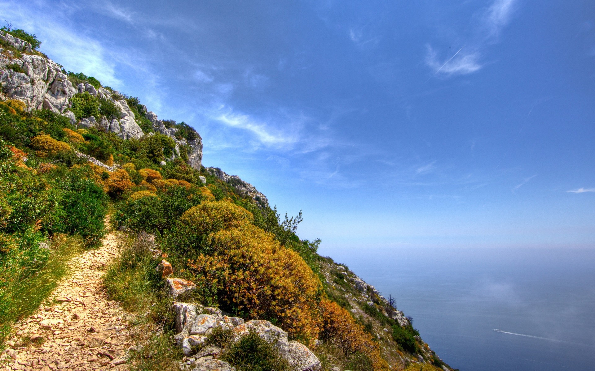 paisagens céu natureza viagens paisagem montanhas ao ar livre árvore verão cênica colina mar rocha espetáculo turismo plantas flor água