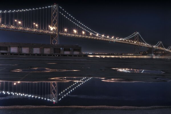 Ponte subterrânea nos Estados Unidos à noite