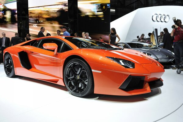 Voiture rouge Lamborghini à l exposition