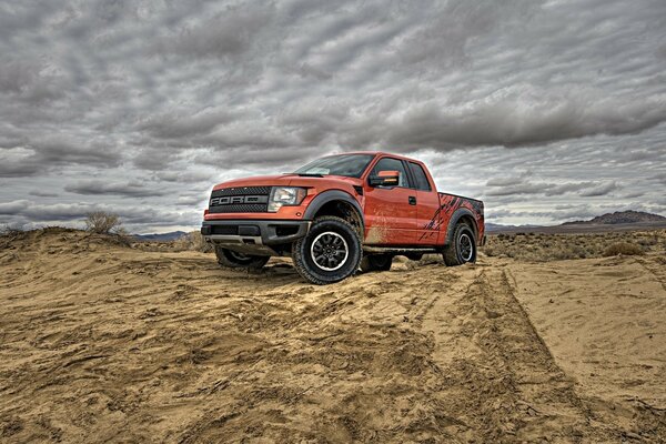 Ford SUV en el desierto en tiempo nublado