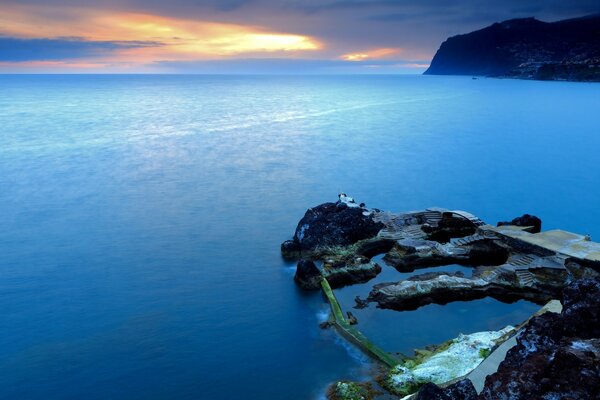 Océano azul al atardecer en otoño