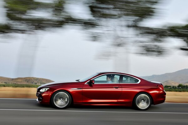 Guida l automobile di colore rosso