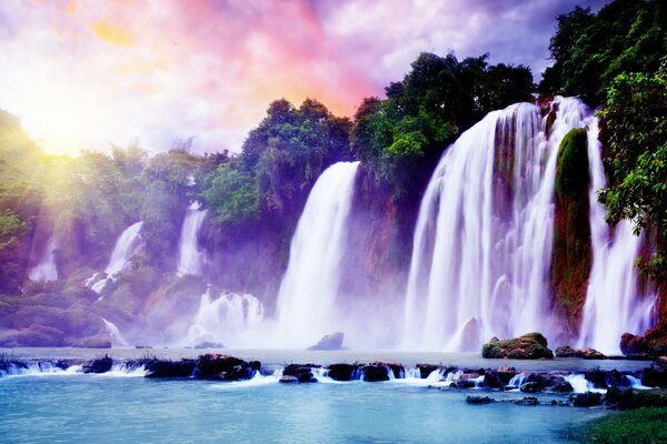 Paisaje de cascadas cristalinas