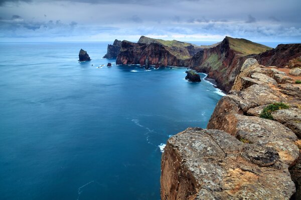 Das Meer. Blaues Wasser. Reisen und Erholung. Urlaub. Felsen