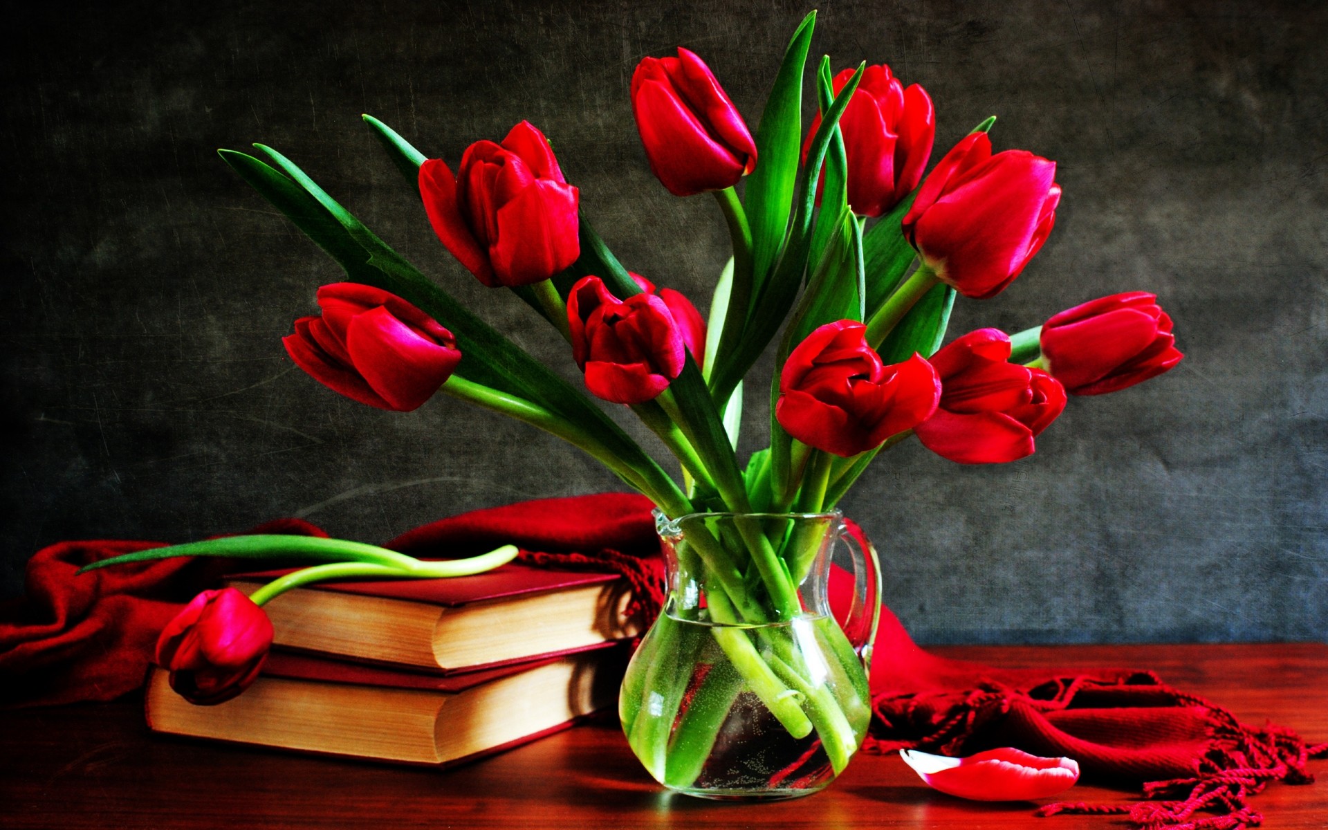 fleurs fleur cadeau tulipe décoration flore bouquet romance feuille vacances nature pâques amour jardin floral couleur pétale romantique saison bluming rouge livre bureau nature statique