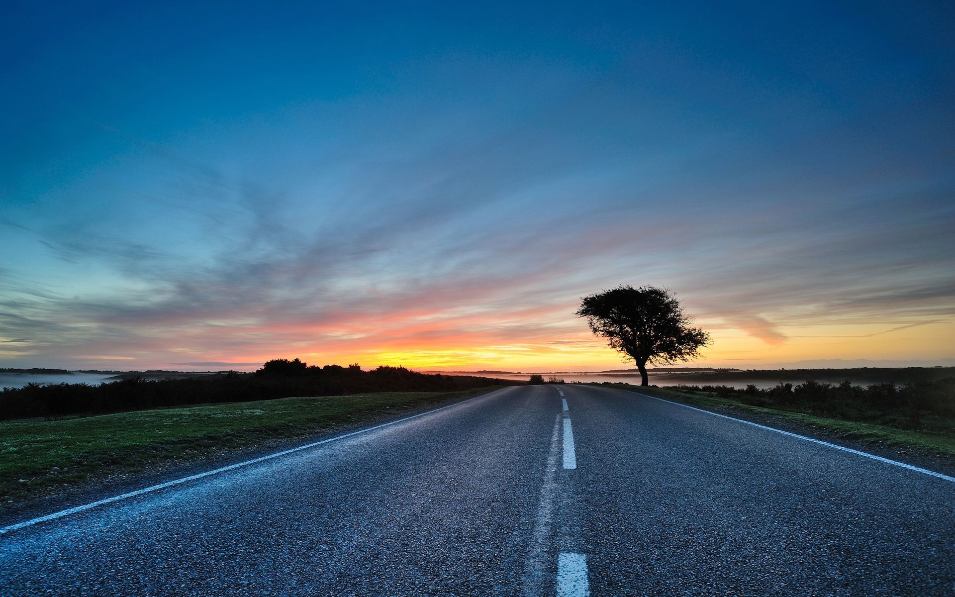 landschaft straße asphalt autobahn landschaft sonnenuntergang himmel reisen reiseführer sonne natur dämmerung ländlich straße perspektive landschaft sehnen lange blau hintergrund