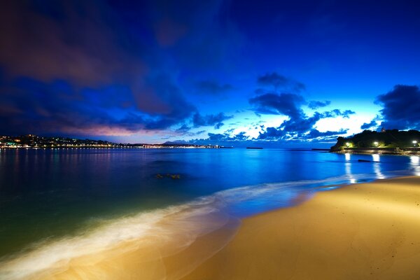 Belo pôr do sol da noite de Verão