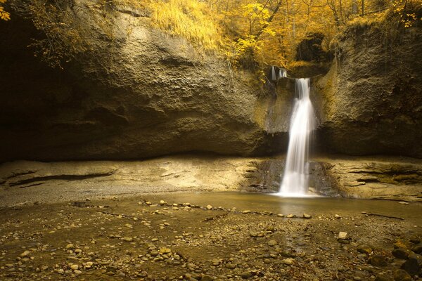 Pequena cachoeira de pedra