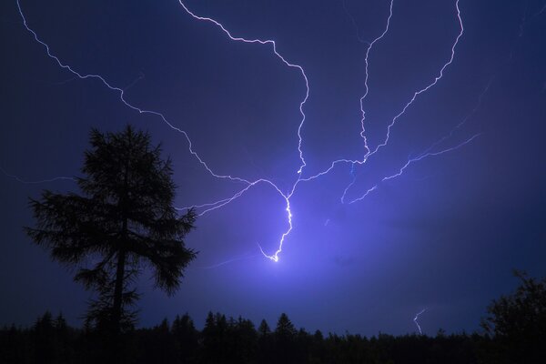 Ein Sturm malt die Landschaft mit einem Blitz am Nachthimmel