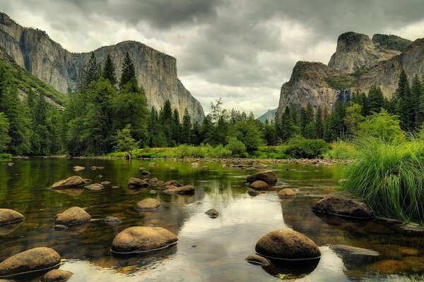 Paisaje de montaña río piedras