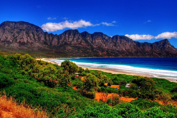 Paysage de chaîne de montagnes le long de la côte de la mer