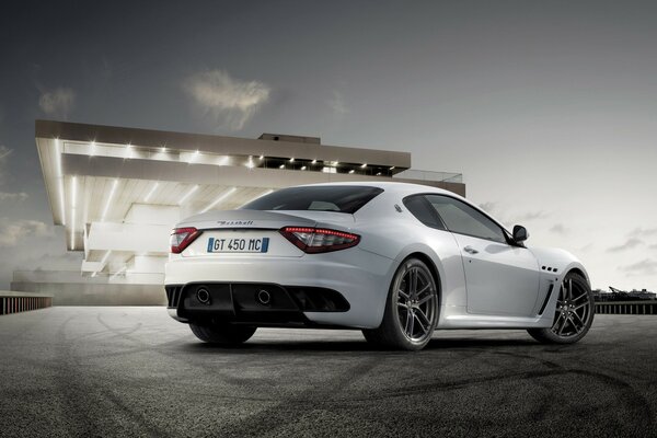 Voiture blanche avant la course