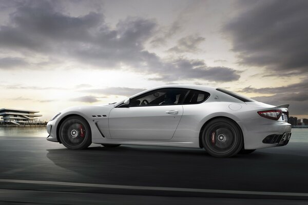 Maserati blanco en el fondo de las nubes