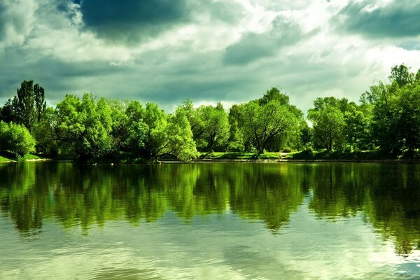 Landschaft der Sommernatur, Wasser und Himmel und Bäume