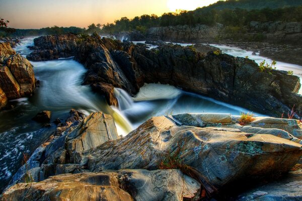 Paisagem com corredeiras e cachoeiras