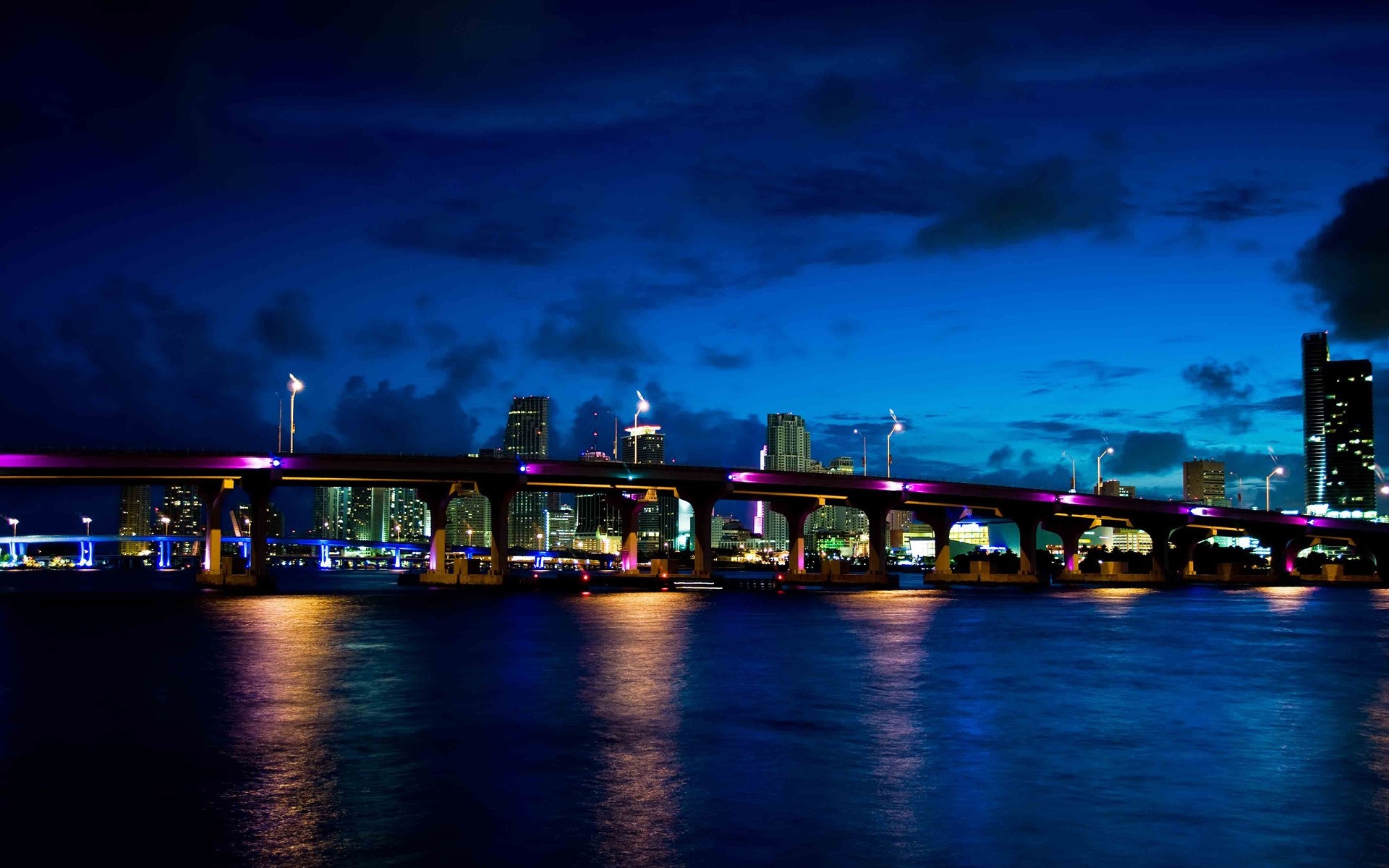 Мост с синими огнями загрузить