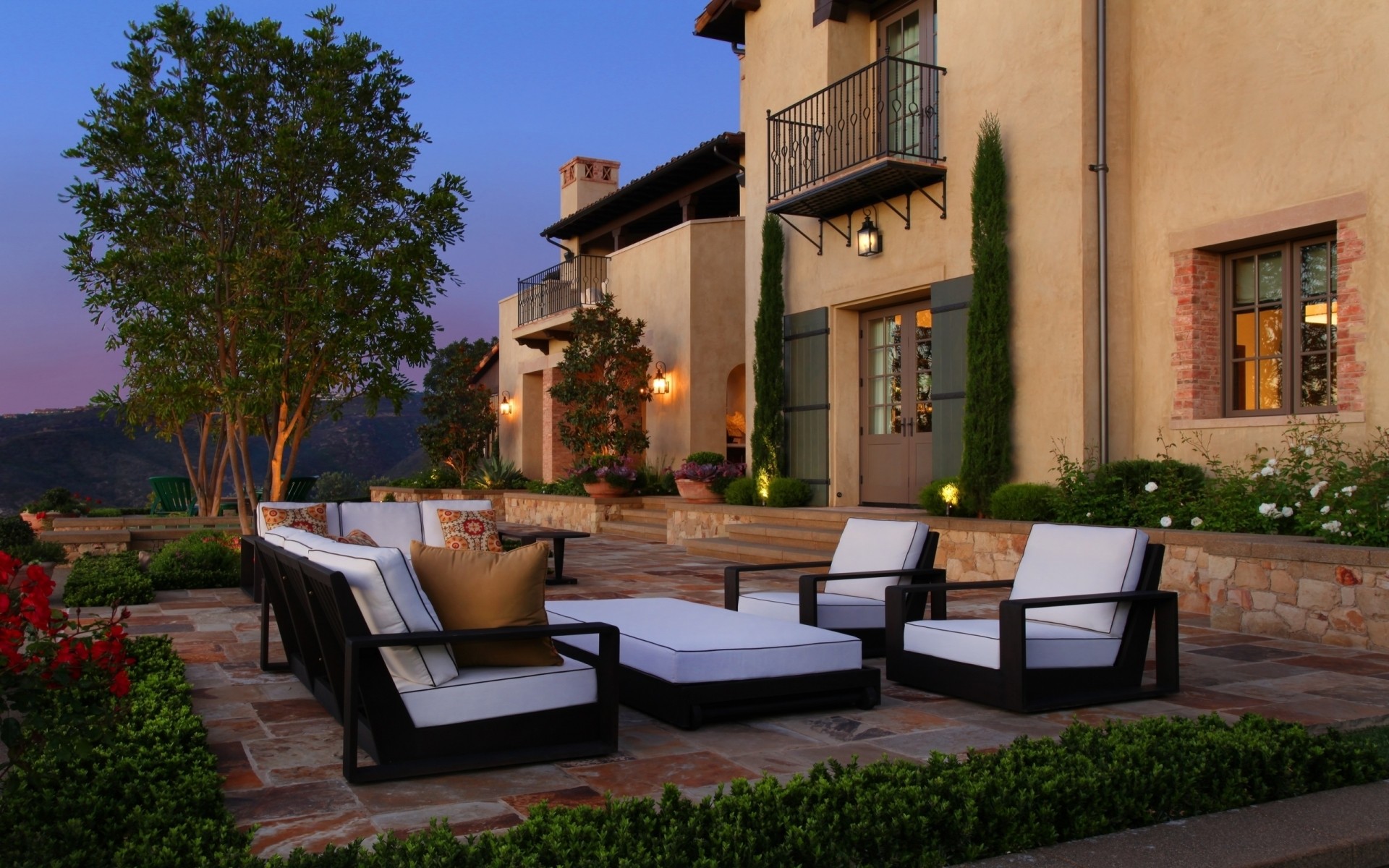 архитектура дом дома патио дом место дневной свет путешествия на открытом воздухе отель дерево улица стул город балкон роскошные семья сад ночь света