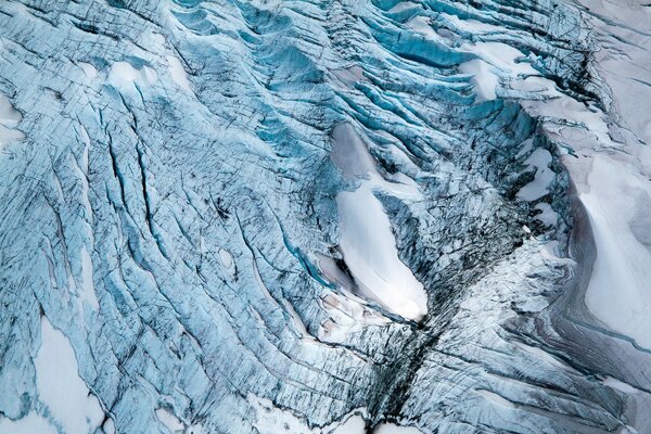 Winterlandschaft aus Steinen, Eis und Schnee