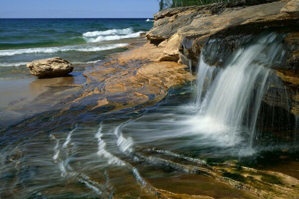 La cascata sfocia nell oceano