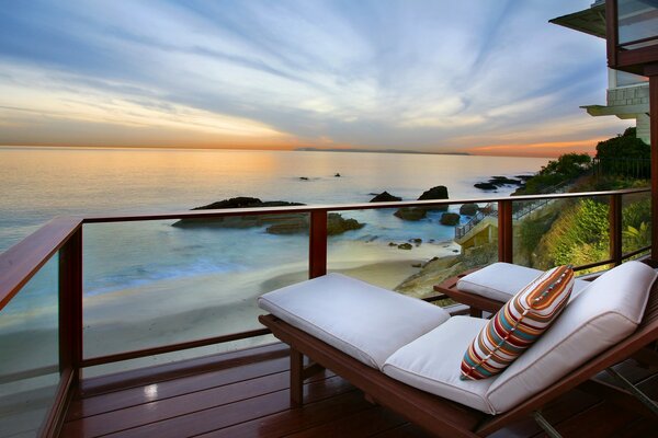 Liegen auf der Terrasse der Hütte mit Blick auf das Meer