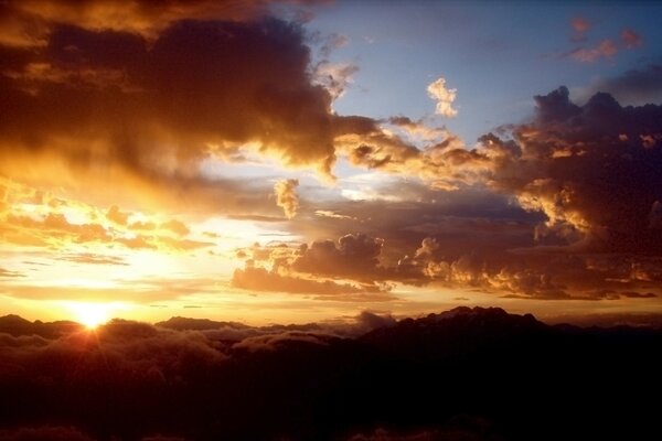 Goldener Sonnenuntergang mit dichten Wolken