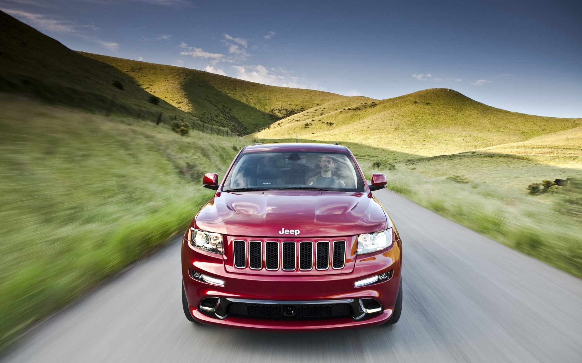 jeep samochód droga asfalt system transportu podróż pośpiech dysk samochód na zewnątrz trawa jeep grand cherokee