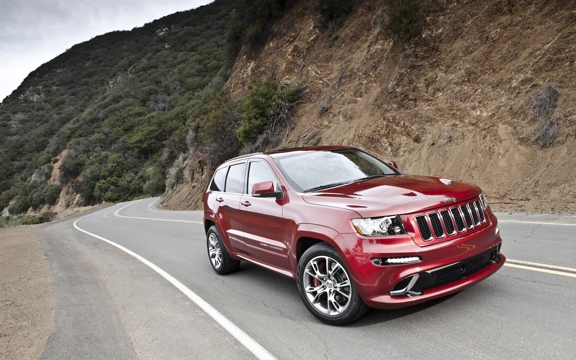 jeep auto auto transportsystem straße asphalt schwarz bürgersteig automobil fahren beeilen sie sich reisen grand cherokee jeep