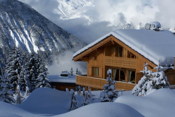 Avalanche saindo da montanha atrás da casa