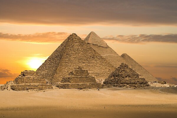 Pyramides sur un paysage désertique au coucher du soleil