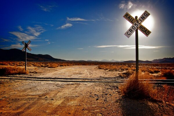 Sol alto sobre um longo deserto