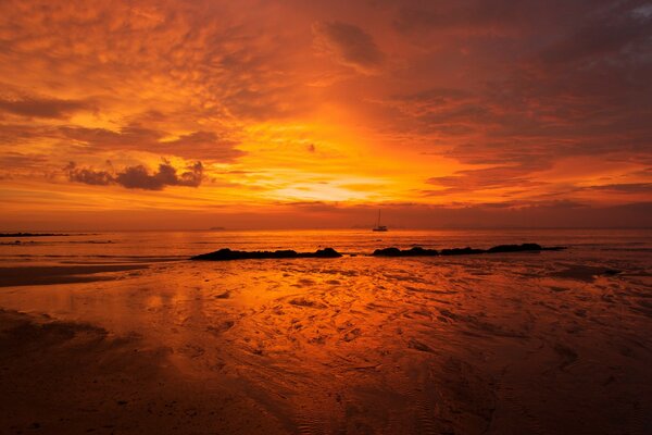 Tramonto Marino arancione brillante