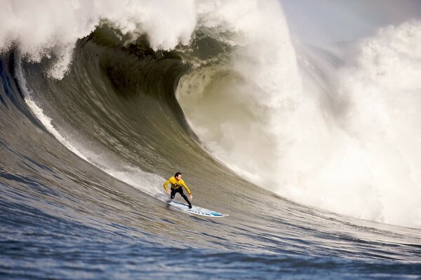 Water dissection on a surfboard