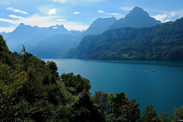 Paisagem de belas montanhas com rio