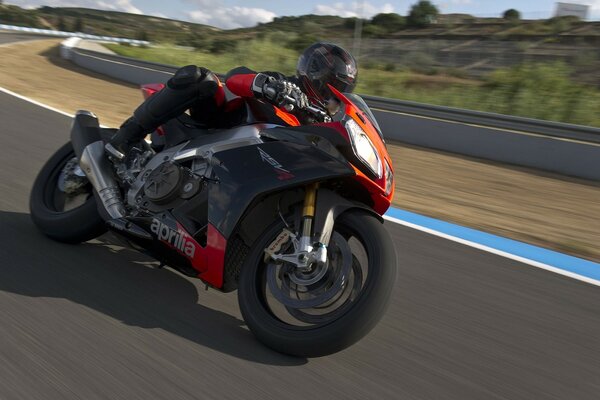 Carreras de motos de alta velocidad viraje