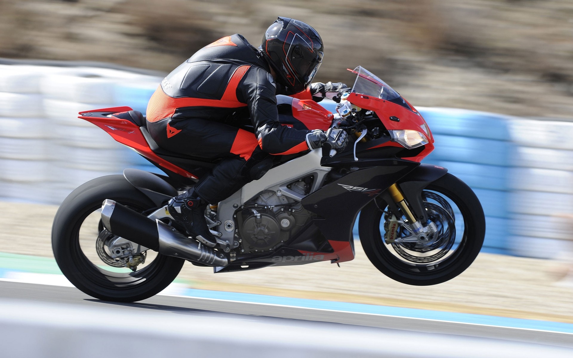 aprilia vélo voiture voiture disque piste course tournoi pilote prestige dépêchez-vous rapide coureur travail d équipe championnat moto vélos