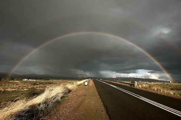 Doppelter Regenbogen auf einem düsteren Himmelshintergrund